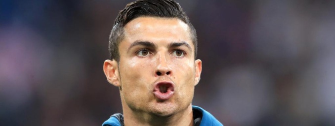 Nike Air Force 1 CR7 aux pieds, Cristiano Ronaldo pose avec son nouveau trophée !
