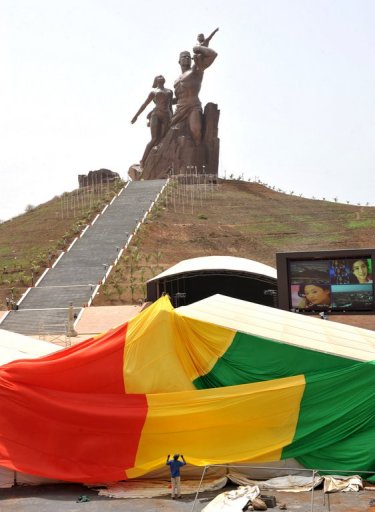 Le drapeau sénégalais est installé à proximité du monument de la "Renaissance africaine" le 1er avril 2010 à Dakar