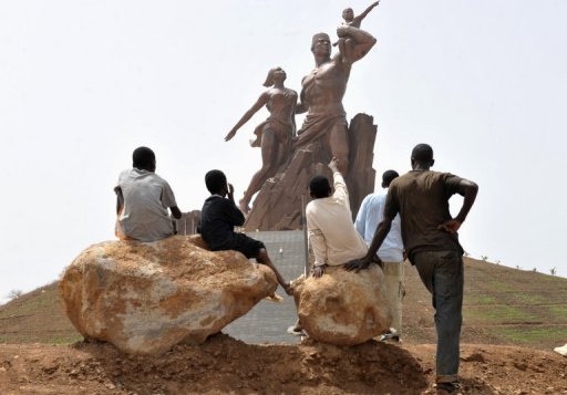 Des enfants regardent le monument de la