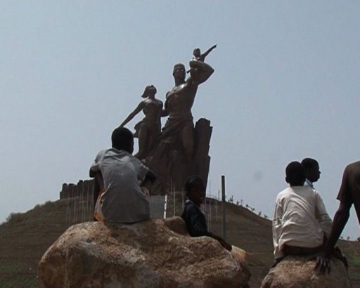 Alors que les derniers préparatifs sont en cours avant l'inauguration de la plus grande statue d'Afrique, la controverse ne cesse de croître. Une marche est prévue à Dakar samedi pour protester contre l'inauguration de cette statue. Mais les plus dém