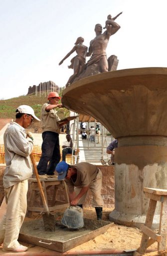 Des ouvriers nord-coréens préparent l'inauguration du monument de la Renaissance africaine, à Dakar le 2 avril 2010