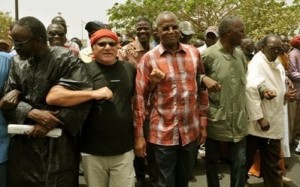 [Photo-Photo]  L'opposition manifeste, le monument de la Renaissance inauguré