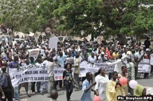 [Photo-Photo]  L'opposition manifeste, le monument de la Renaissance inauguré