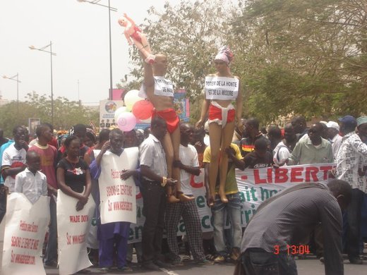 [Photo-Photo]  L'opposition manifeste, le monument de la Renaissance inauguré