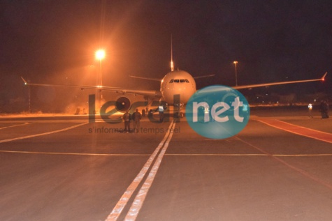 Photos : Emmanuel Macron est arrivé au Sénégal à 23 H 30 à l'aéroport L.S. Senghor 