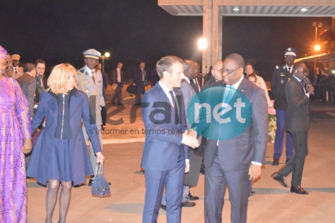 Photos : Emmanuel Macron est arrivé au Sénégal à 23 H 30 à l'aéroport L.S. Senghor 