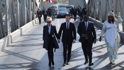 Photo : Macky Sall, Marième Faye, Brigitte et Emmanuel Macron font la balade sur le Pont Faidherbe