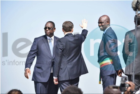Photos : Macky Sall et Macron chaleureusement accueillis par une foule immense