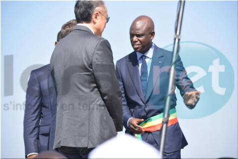 Photos : Macky Sall et Macron chaleureusement accueillis par une foule immense