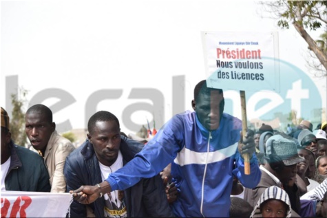 Photos : Macky Sall et Macron chaleureusement accueillis par une foule immense