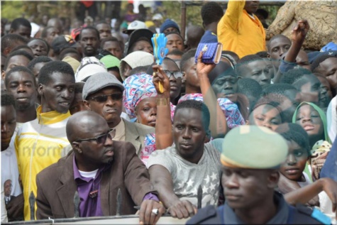Photos : Macky Sall et Macron chaleureusement accueillis par une foule immense