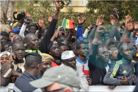 Photos : Macky Sall et Macron chaleureusement accueillis par une foule immense