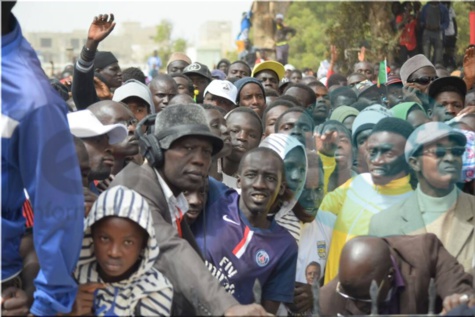 Photos : Macky Sall et Macron chaleureusement accueillis par une foule immense