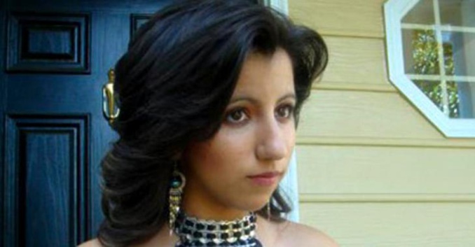 Quand cette étudiante se présente au bal de finissants dans cette robe, tous les étudiants et les enseignants sont éblouis.