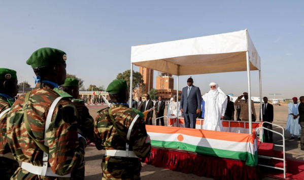 Photos: Le Président Macky Sall à Niamey pour l'ouverture de la 18e conférence des Chefs d'Etat et de Gouvernement Photos: Le Président Macky Sall à Niamey pour l'ouverture de la 18e conférence des Chefs d'Etat et de Gouvernement