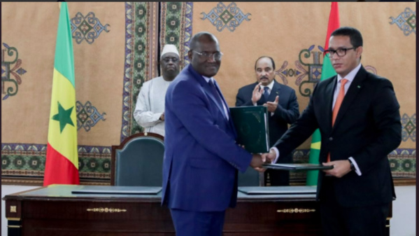 Le ministre sénégalais du Pétrole et des Energies, Mansour Elimane Kane, et son homologue mauritanien, Mohamed Ould Abdel Vettah, signant l'accord sur le gaz, ce vendredi 9 février 2018.