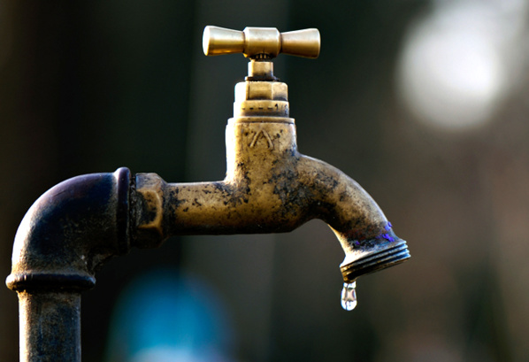 Les robinets crachent une eau noire et nauséabonde