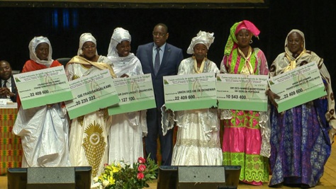 Secteur pêche :  Macky SALL remet des chèques à 31 femmes représentantes des GIE bénéficiaires