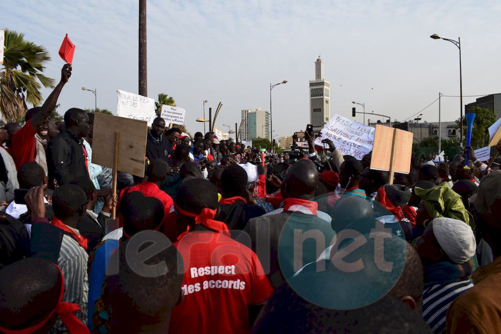90 PHOTOS: la marche des enseignants des syndicats SAEMS, CUSEMS, SELS, SELS A, UDEN, SNELAS/FC à la Place de la Nation (Obélisque)