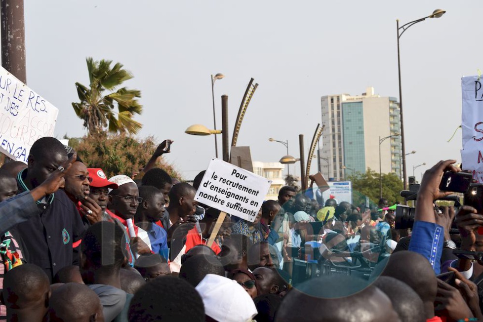 90 PHOTOS: la marche des enseignants des syndicats SAEMS, CUSEMS, SELS, SELS A, UDEN, SNELAS/FC à la Place de la Nation (Obélisque)