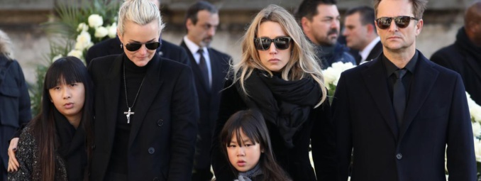 Laeticia Hallyday et ses filles, Jade et Joy, à côté de Laura Smet et David Hallyday, aux obsèques de Johnny Hallyday, à Paris, le 9 décembre 2017. (LUDOVIC MARIN / AFP)