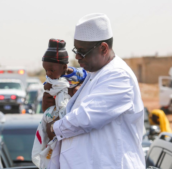 Le Président Macky SALL un bébé lors de la coupure du ruban de la route Keur Waly Ndiaye-Passy-Sokone qui a été réhabilitée sur une distance de 25,5km.