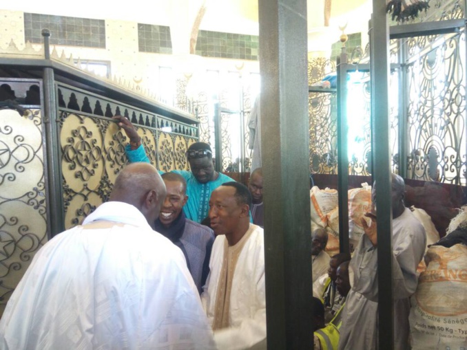 ​Vidéo-Photos: Cheikh Amar au Mausolée de Sokhna Diarra Toullah accompagné par Serigne Bassirou Mbacké Porokhane
