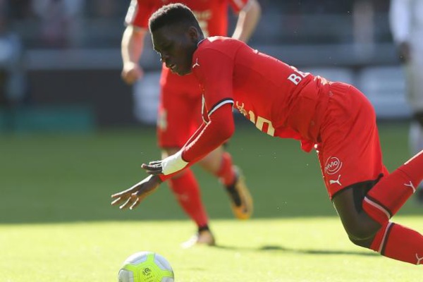 Rennes : pleureuse, tricheur… Ismaïla Sarr provoque la colère de Troyes, Garcia demande une sanction !
