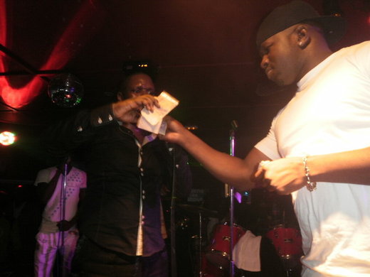 [Exclusif Photos]En virée nocturne au Nirvana, Balla Gaye 2 donne un coup de…chèque à Salam Diallo
