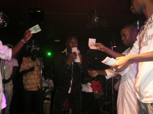 [Exclusif Photos]En virée nocturne au Nirvana, Balla Gaye 2 donne un coup de…chèque à Salam Diallo