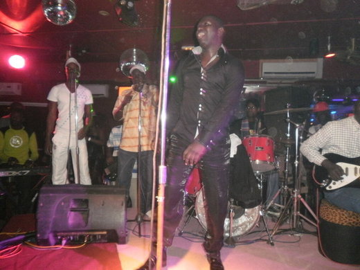 [Exclusif Photos]En virée nocturne au Nirvana, Balla Gaye 2 donne un coup de…chèque à Salam Diallo