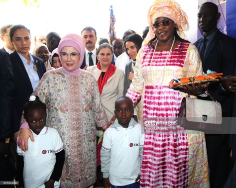 16 photos : Marième Faye Sall et Emine Erdoğan au chevet des femmes et des enfants de  Pikine