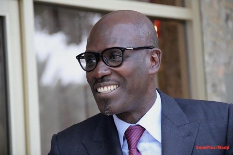 Seydou Guèye achète un tableau à 1.500.000 et l’offre à Cheikh Ba