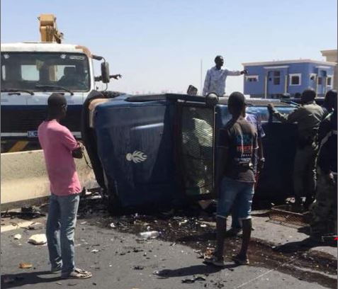 Image-Tentative d’évasion sur l'Autoroute à péage: Le détenu étrangle le gendarme, la voiture fait des tonneaux… Image-Tentative d’évasion sur l'Autoroute à péage: Le détenu étrangle le gendarme, la voiture fait des tonneaux…