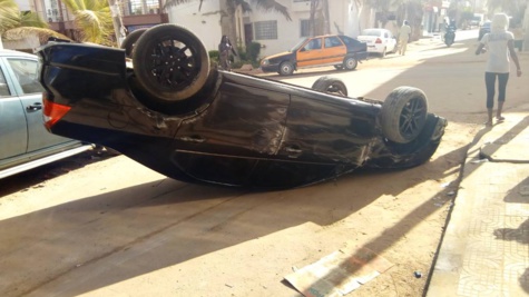 Une voiture s'est renversée à la cité Djily Mbaye, le conducteur a pris la fuite 