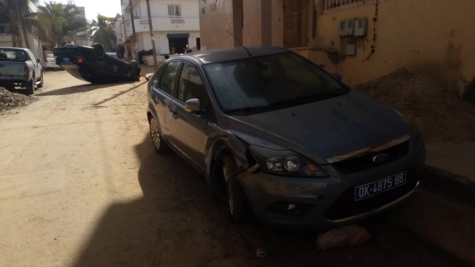 Une voiture s'est renversée à la cité Djily Mbaye, le conducteur a pris la fuite 