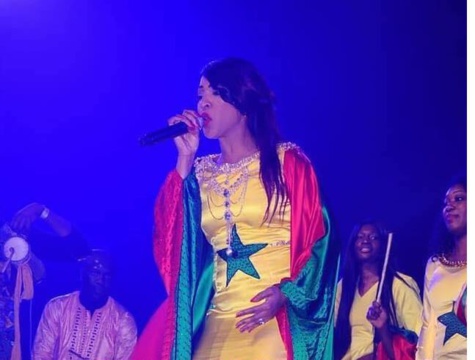 71 photos : Viviane Chedid éblouissante en vert jaune rouge au Zénith