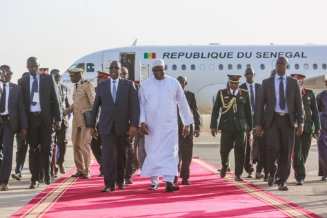 Macky Sall accueilli à l'aéroport de Banjul par Adama Barrow