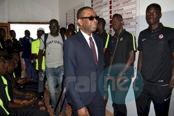 Youssou Ndour galvanise les Joueurs de Génération Foot avant le match contre Horaya