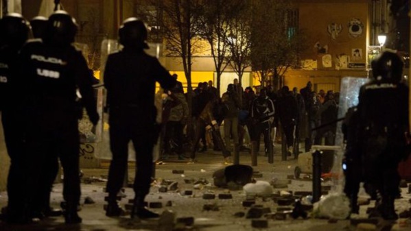 Madrid: De violents heurts ont opposé policiers espagnols et migrants