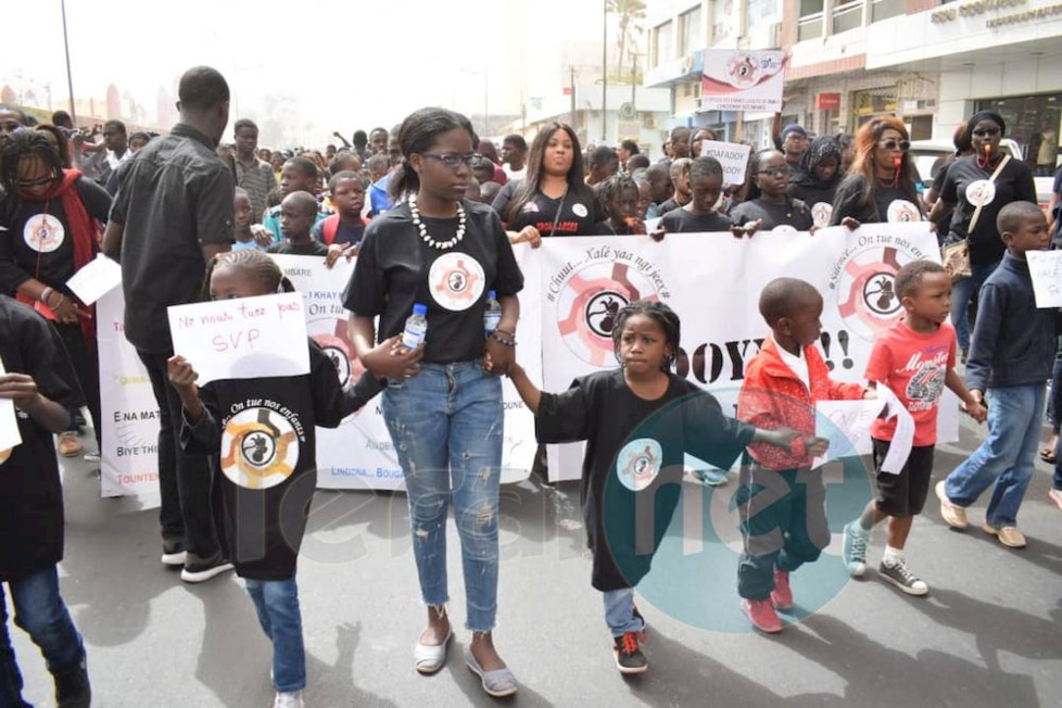 Les premières images de la marche contre les enlèvements d'enfants
