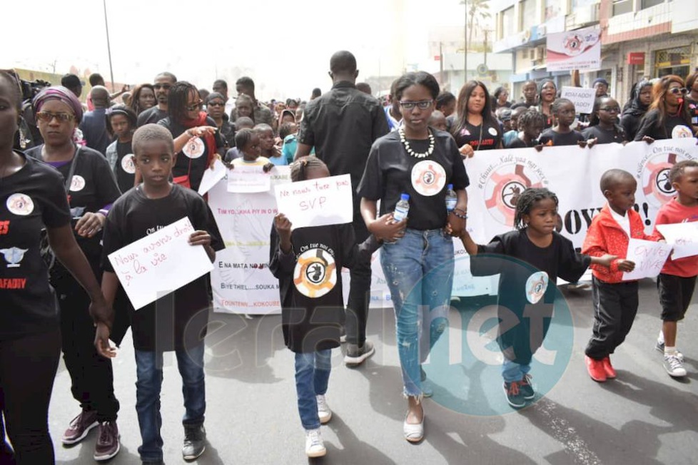 Les premières images de la marche contre les enlèvements d'enfants