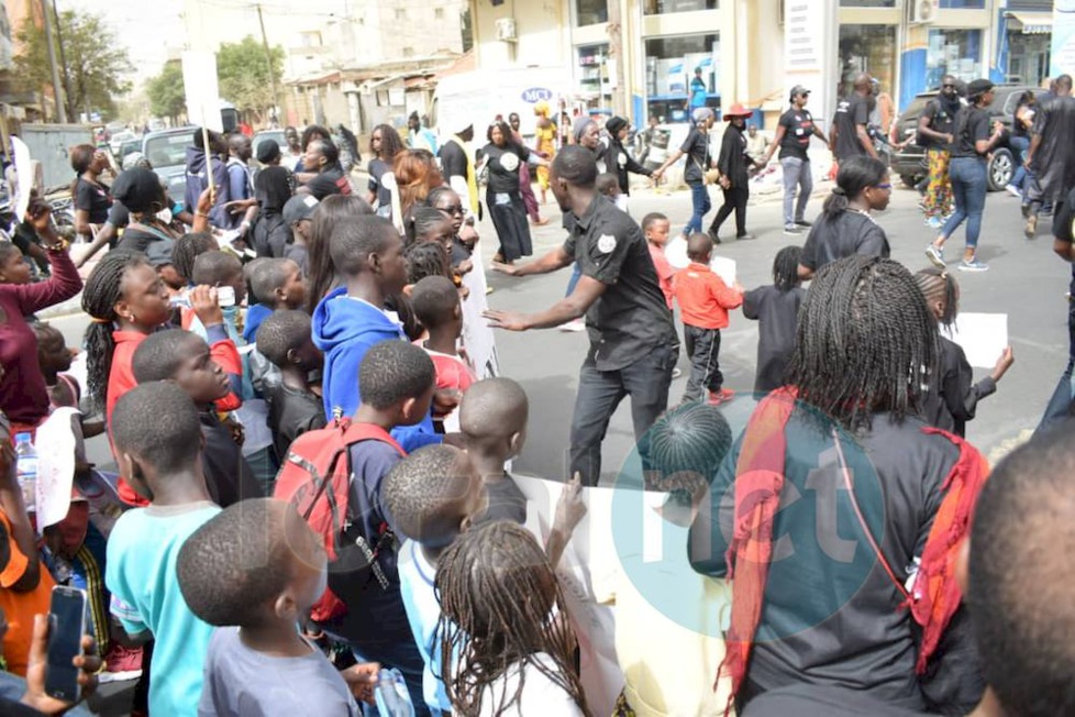 Les premières images de la marche contre les enlèvements d'enfants