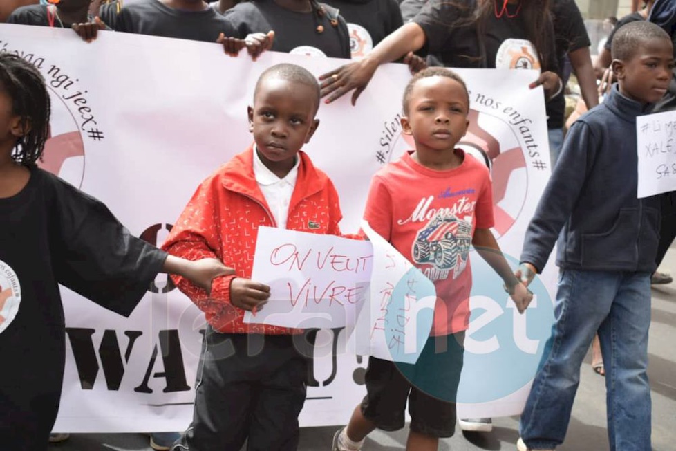 Les premières images de la marche contre les enlèvements d'enfants