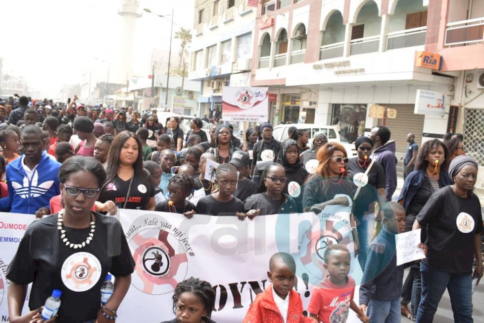 Les premières images de la marche contre les enlèvements d'enfants