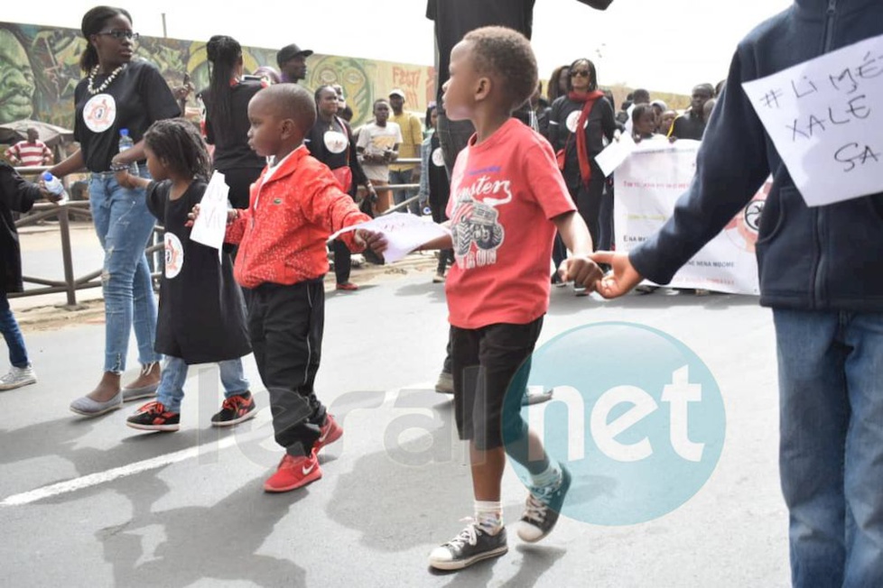 Les premières images de la marche contre les enlèvements d'enfants