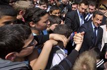 [ V I D E O ] : Un jeune lance une bouteille d'eau sur Nicolas Sarkozy