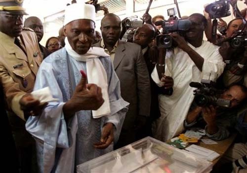 Le président agite un 3éme mandat de 2 ans : Manœuvre pour rempiler et installer son fils ou doute sur sa santé ?
