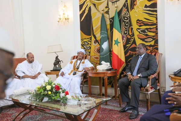 Audience du Khalife Général des Khadres : Macky Sall évoque les relations du Sénégal avec la Mauritanie avec son hôte Audience du Khalife Général des Khadres : Macky Sall évoque les relations du Sénégal avec la Mauritanie avec son hôte