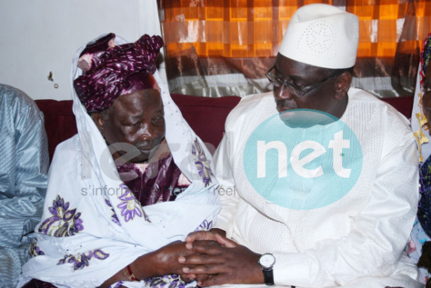 Macky Sall à Orkadiéré avec Daouda Dia, avec la maman de Harouna Dia